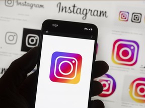 Les adolescents canadiens qui s'inscrivent sur Instagram sont désormais parmi les premiers au monde à se voir attribuer automatiquement des comptes privés qui limitent par défaut leurs capacités sur la plateforme. Le logo Instagram est visible sur un téléphone portable à Boston le 14 octobre 2022.