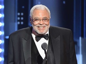 James Earl Jones accepte le Special Tony Award pour l'ensemble de sa carrière au théâtre sur scène lors des Tony Awards 2017 au Radio City Music Hall le 11 juin 2017 à New York.