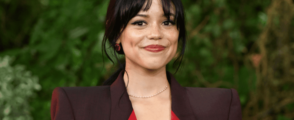 Jenna Ortega déclare que les femmes « devraient avoir leurs propres franchises » et pas seulement des spin-offs : « Je ne veux pas de Jamie Bond. Je veux voir un autre dur à cuire » Plus de Variety Les plus populaires À lire absolument Inscrivez-vous aux newsletters de Variety Plus de nos marques