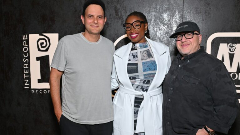 Jennifer Hudson signe avec Interscope Records Plus de Variety Les plus populaires À lire absolument Inscrivez-vous aux newsletters de Variety Plus de nos marques
	
	
