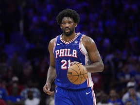 DOSSIER - Joel Embiid des Philadelphia 76ers joue lors du match 6 d'une série éliminatoire du premier tour de basket-ball de la NBA, le jeudi 2 mai 2024, à Philadelphie.