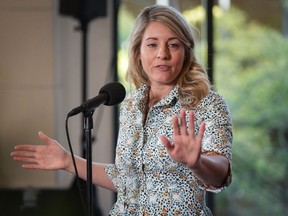 La ministre des Affaires étrangères, Mélanie Joly, s'adresse aux journalistes lors de la retraite du caucus libéral à Nanaimo, en Colombie-Britannique, le mardi 10 septembre 2024.