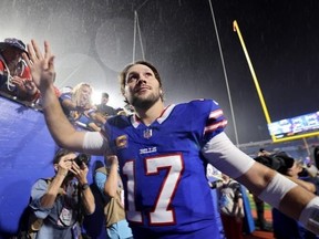 Josh Allen #17 des Buffalo Bills interagit avec les fans après une victoire contre les Jaguars de Jacksonville au Highmark Stadium le 23 septembre 2024 à Orchard Park, New York. (Photo de Bryan M. Bennett/Getty Images)