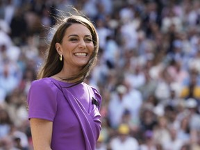 La princesse de Galles Kate, de Grande-Bretagne, attend de remettre le trophée à Carlos Alcaraz après avoir battu Novak Djokovic lors de la finale du simple messieurs à Wimbledon à Londres, le 14 juillet 2024.