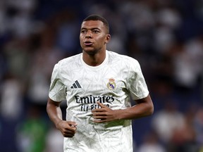 Kylian Mbappé du Real Madrid s'échauffe pour le match de football de la Liga espagnole entre le Real Madrid et le Betis au stade Santiago Bernabeu à Madrid, en Espagne, le dimanche 1er septembre 2024.