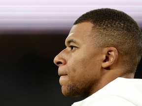 Kylian Mbappé du Real Madrid se concentre avant le match de football de la Liga espagnole entre le Real Madrid et le Betis au stade Santiago Bernabeu à Madrid, en Espagne, le dimanche 1er septembre 2024.