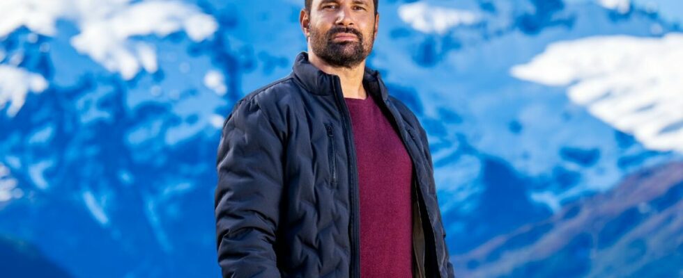 Manu Bennett posing in front of the mountain