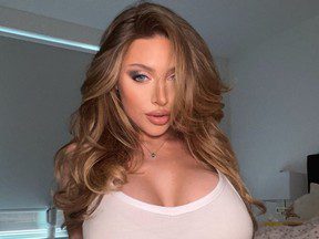 « LES SEINS SONT BIPARTISANS » : Ava Louise, mannequin OnlyFans, exhibe Trump lors d’un rassemblement à New York