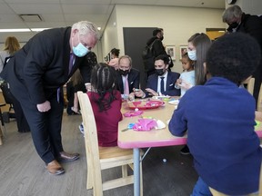 Le premier ministre de l'Ontario, Doug Ford, à gauche, visite une garderie après avoir conclu un accord avec le gouvernement fédéral sur un programme de garde d'enfants à 10 $ par jour à Brampton, en Ontario, le 28 mars 2022.