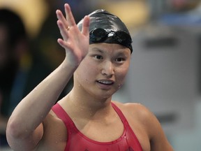 Maggie Mac Neil du Canada, de London, Ont. vagues après avoir remporté la médaille d'or lors de la finale du 100 m papillon aux Jeux panaméricains de Santiago, au Chili, le dimanche 22 octobre 2023. Le champion olympique Mac Neil a pris sa retraite de la natation.