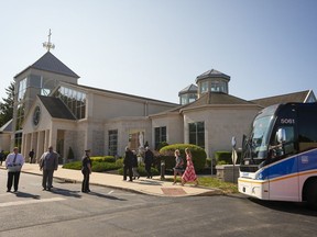 Les personnes en deuil arrivent pour les funérailles du joueur de hockey des Blue Jackets de Columbus John Gaudreau et de son frère Matthew Gaudreau à l'église catholique St. Mary Magdalen à Media, en Pennsylvanie, le lundi 9 septembre 2024.