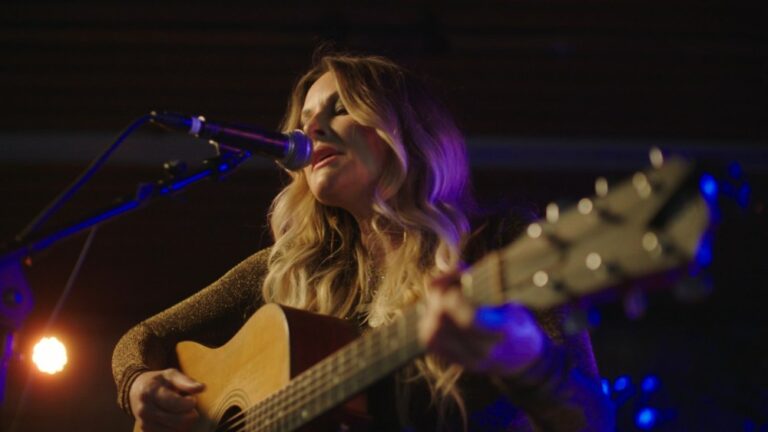 La préférée de la musique country Elizabeth Cook avec Telluride Hit "The Easy Kind" attrapé par Visit Films pour les ventes mondiales (EXCLUSIF) Plus de Variety Les plus populaires À lire absolument Inscrivez-vous aux newsletters Variety Plus de nos marques
	
	
