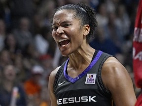 L'attaquante du Connecticut Sun, Alyssa Thomas, réagit au cours de la seconde moitié du deuxième match d'une série éliminatoire de premier tour de basket-ball WNBA contre l'Indiana Fever, le mercredi 25 septembre 2024, à Uncasville, Connecticut.