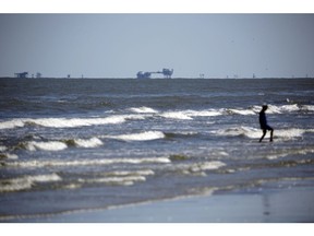 Des plateformes offshore sont en opération au large de Grand Isle, en Louisiane, aux États-Unis. Photographe : Luke Sharrett/Bloomberg