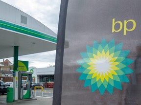 Un logo d'entreprise apparaît dans une station-service et de ravitaillement BP Plc à Londres, au Royaume-Uni, le mardi 4 août 2020.