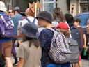 Une vidéo diffusée sur les réseaux sociaux montre des étudiants en sortie scolaire défilant dans un rassemblement où la foule scande : 