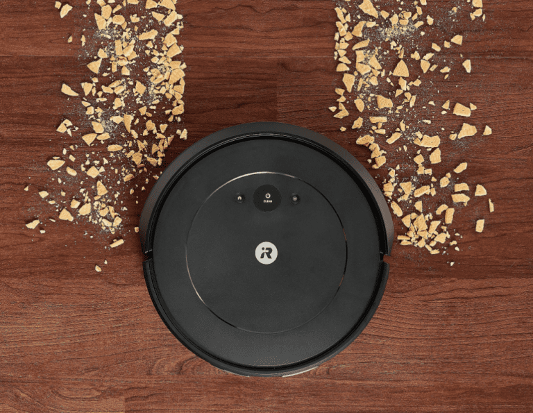 Le Roomba Combo Essential d’iRobot avec base à vidange automatique est à 170 $ de réduction en ce moment