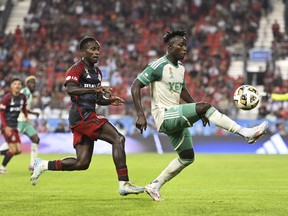 Le milieu de terrain du Toronto FC Richie Laryea (à gauche) défend contre le milieu de terrain de l'Austin FC Osman Bukari (7) lors de la première mi-temps de l'action MLS Toronto, samedi 14 septembre 2024.