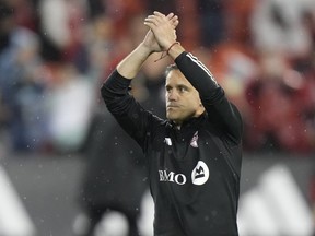 Le Toronto FC renoue avec son ancien entraîneur Chris Armas lors de sa visite aux Colorado Rapids samedi. L'entraîneur actuel John Herdman remercie les fans après l'action de la MLS contre le New York City FC à Toronto, samedi 11 mai 2024.