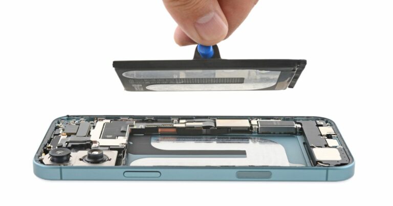 Le démontage de l’iPhone 16 montre une nouvelle façon de fixer la batterie du téléphone