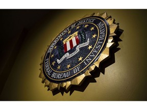 Le sceau du Federal Bureau of Investigation (FBI) est accroché sur un mur avant une conférence de presse au siège du FBI à Washington, DC, États-Unis, le jeudi 14 juin 2018. L'ancien directeur du FBI, James Comey, était "insubordonné" L'enquête sur Hillary Clinton a porté atteinte à l'image d'impartialité du FBI et du ministère de la Justice, même s'il n'était pas motivé par des raisons politiques, a déclaré aujourd'hui l'organisme de surveillance du ministère. Photographe : Al Drago/Bloomberg