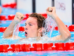 Nicholas Bennett remporte l'or lors de la finale du 100 m brasse masculin SB14 aux Jeux paralympiques de 2024.