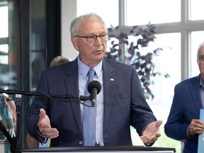 Le premier ministre du Nouveau-Brunswick, Blaine Higgs, fait une annonce concernant la taxe de vente harmonisée à Moncton, au Nouveau-Brunswick, le jeudi 18 juillet 2024.