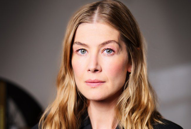 Le thriller Silicon Valley de Rosamund Pike obtient une commande pour une série Netflix