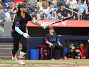 Bo Bichette (11) des Blue Jays de Toronto frappe un sacrifice-fly RBI contre les Astros de Houston lors de la première manche de l'action de baseball de la MLB à Toronto, le mercredi 3 juillet 2024. Les Blue Jays de Toronto ont réintégré le joueur d'arrêt-court Bo Bichette de la liste des blessés de 10 jours, mais le joueur de champ intérieur Will Wagner manquera le reste de la saison et le voltigeur Daulton Varsho a été placé sur la liste des blessés.