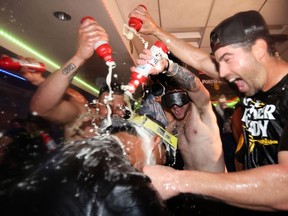 Les Padres de San Diego célèbrent dans le club-house après la victoire 4-2 contre les Dodgers de Los Angeles pour décrocher une place en séries éliminatoires au Dodger Stadium le 24 septembre 2024 à Los Angeles, en Californie.