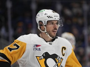 Les Penguins de Pittsburgh ont annoncé lundi qu'ils avaient reconduit Sidney Crosby pour une prolongation de contrat de deux ans d'une valeur annuelle moyenne de 8,7 millions de dollars américains. Crosby est vu pendant la deuxième période d'un match de hockey de la LNH contre les Islanders de New York à Elmont, NY, le mercredi 17 avril 2024.