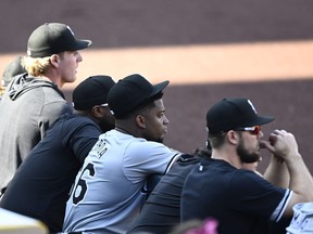 Les joueurs des White Sox de Chicago regardent depuis l'abri.