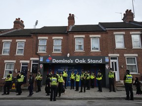 DOSSIER – La police se rassemble devant l’entrée d’Oak Stand à Luton Town avant le match de football de la Premier League anglaise entre Luton Town et West Ham United, à Luton, en Angleterre, le vendredi 1er septembre 2023.