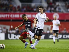 Le défenseur du DC United Aaron Herrera (22) passe le ballon devant l'attaquant du Toronto FC Lorenzo Insigne (24) lors de la première mi-temps d'un match de football MLS à Toronto le samedi 31 août 2024.