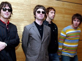 Les membres du groupe de rock britannique Oasis posent pour des photos avant un concert à Hong Kong, le 25 février 2006. De gauche à droite : Gem Archer, Noel Gallagher, Andy Bell et Liam Gallagher.