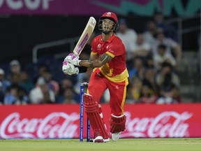 Nicholas Kirton du Canada frappe pendant le match de cricket masculin T20 de la Coupe du monde entre les États-Unis et le Canada au Grand Prairie Stadium, à Grand Prairie, au Texas, le samedi 1er juin 2024. Nicholas Kirton a marqué 57 points aujourd'hui contre Oman à King City, en Ontario, lors d'un match international d'un jour.