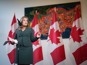 La vice-première ministre et ministre des Finances, Chrystia Freeland, s'adresse aux journalistes lors de la retraite du caucus libéral à Nanaimo, en Colombie-Britannique, le mardi 10 septembre 2024.