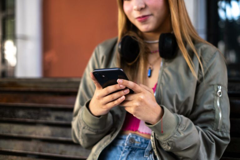 Les réseaux sociaux ne peuvent pas être contraints d’empêcher les adolescents de voir des contenus « nuisibles », selon un juge