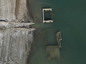 Les ruines du village englouti de Kallio sont vues d'en haut au bord du lac artificiel de Mornos, à environ 200 kilomètres au nord-ouest d'Athènes, dans le centre de la Grèce, le jeudi 5 septembre 2024.