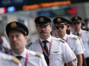 Les pilotes d'Air Canada arrivent pour un piquet d'information à l'aéroport international de Vancouver à Richmond, en Colombie-Britannique, le mardi 27 août 2024.