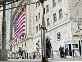 Le drapeau américain est suspendu à la façade de la Bourse de New York le 11 septembre 2024, à New York.