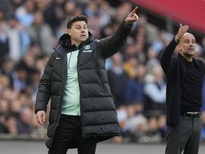 DOSSIER - L'entraîneur-chef de Chelsea, Mauricio Pochettino, à gauche, et l'entraîneur-chef de Manchester City, Pep Guardiola, font un geste lors du match de football de demi-finale de la FA Cup anglaise entre Manchester City et Chelsea au stade de Wembley à Londres, le samedi 20 avril 2024.