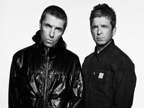 Liam et Noel Gallagher sur une image publiée sur X après qu'Oasis a annoncé une tournée en 2025.