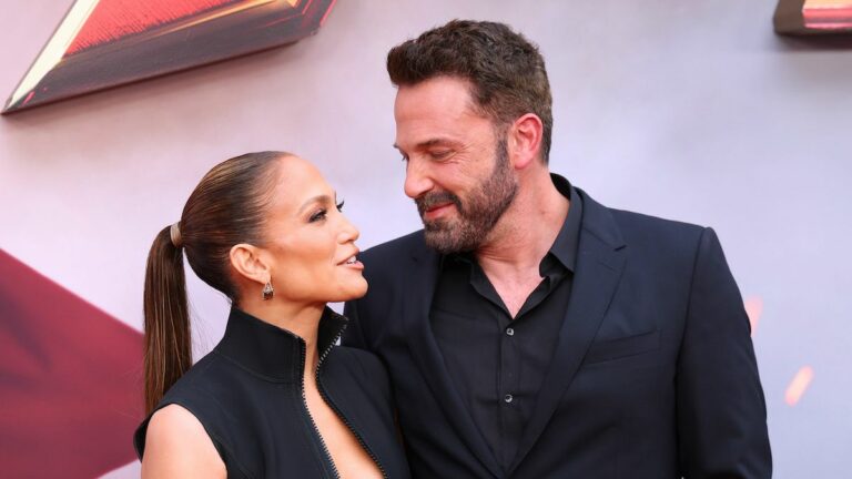 Affleck and JLo smiling on The Flash red arpet