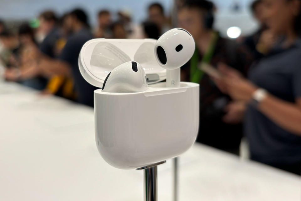 Les AirPods 4 ont une conception révisée pour un meilleur ajustement global pour un plus grand nombre de personnes. 