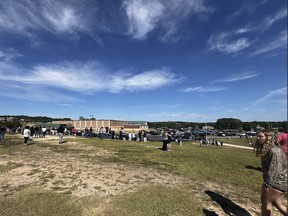 Les étudiants sont évacués vers le stade de football après que le campus scolaire a été placé en quarantaine à l'Apalachee High School à Winder, en Géorgie, le mercredi 4 septembre 2024.