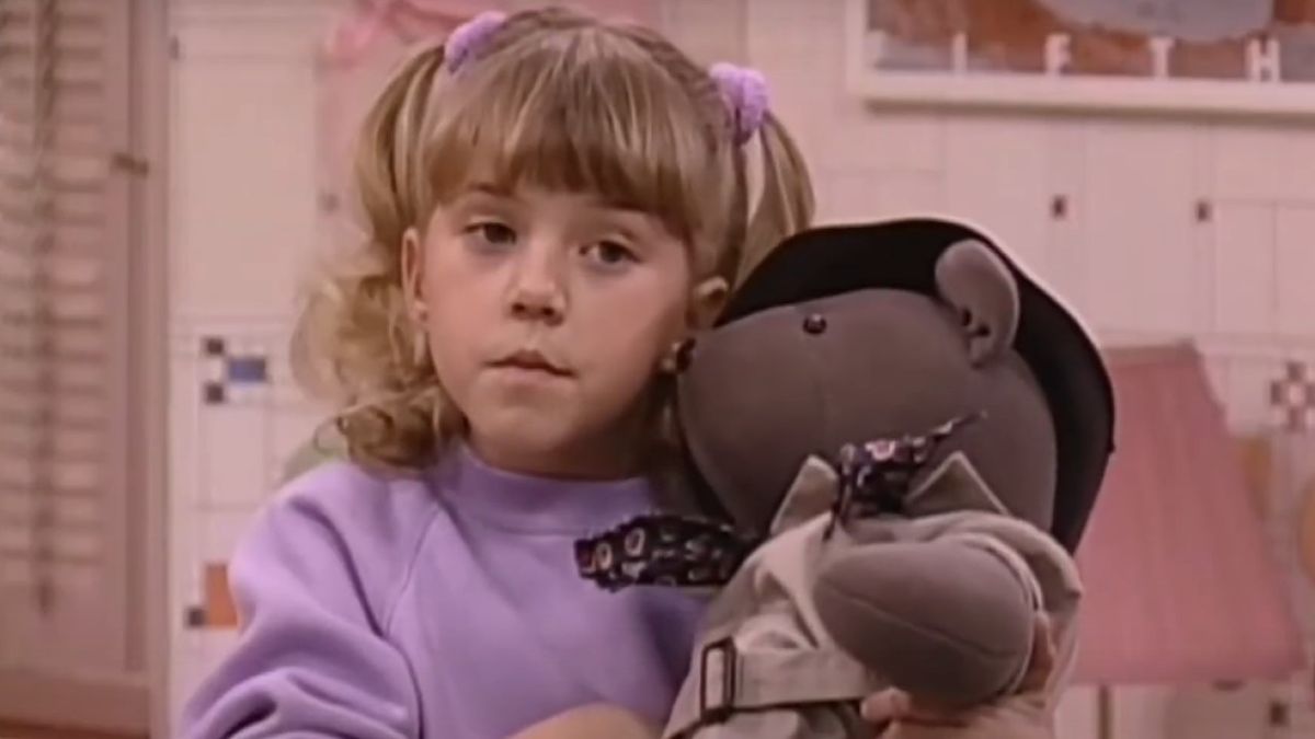 Jodie Sweetin as Stephanie Tanner holds Mr. Bear on an episode of Full House.