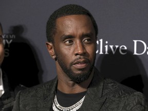 Sean Combs arrive au gala pré-Grammy et rend hommage aux icônes de l'industrie à l'hôtel Beverly Hilton, le samedi 25 janvier 2020, à Beverly Hills, en Californie.