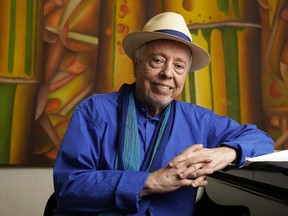 Le musicien brésilien Sergio Mendes pose pour un portrait chez lui à Los Angeles, le 18 mai 2021.