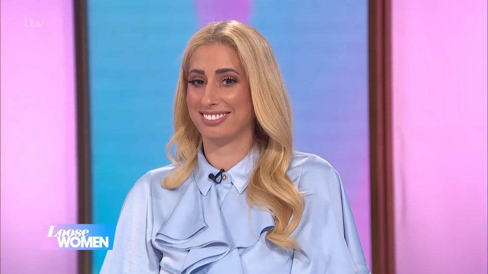 Stacey Solomon sourit à la caméra sur Loose Women